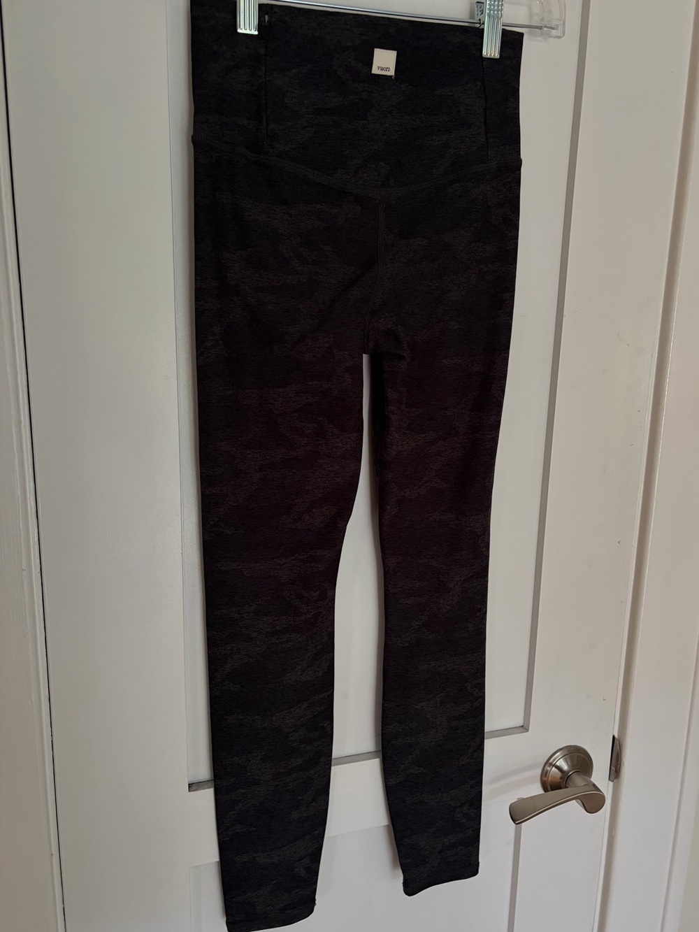 51. Size XS VUORI Camo Dreamknit Leggings